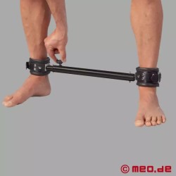 Barre d’écartèlement réglable avec des entraves en cuir