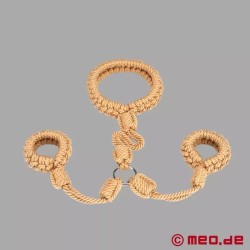 Entraves Shibari cou et poignets en corde