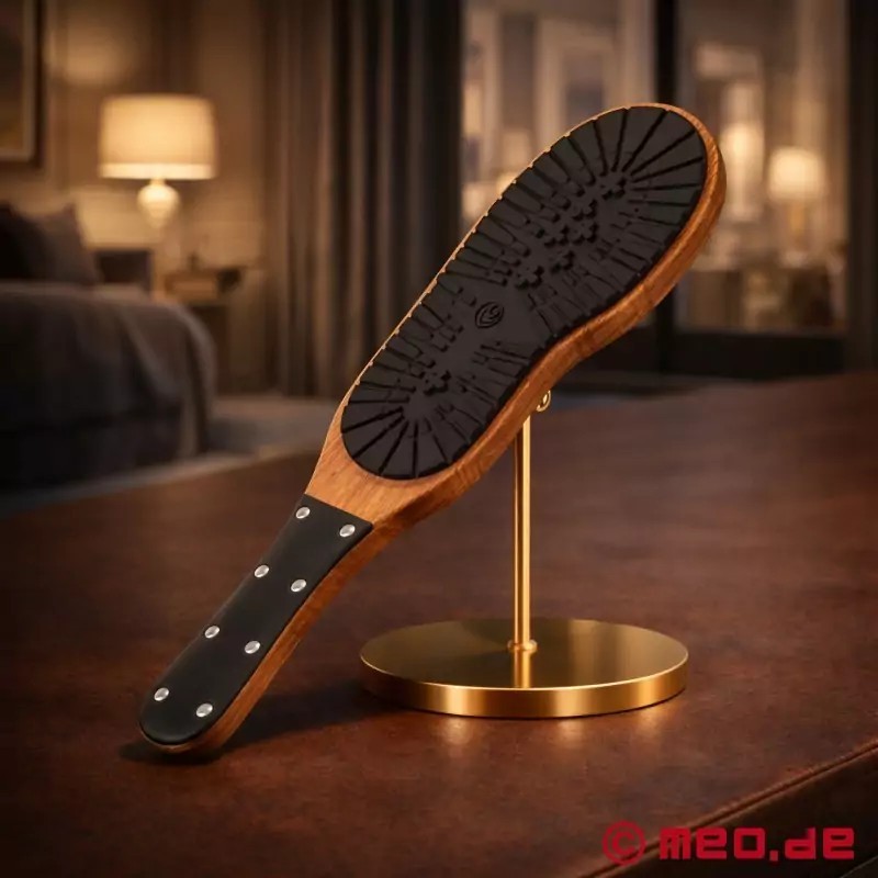 Paddle BDSM avec semelle robuste de botte Dr. Sado