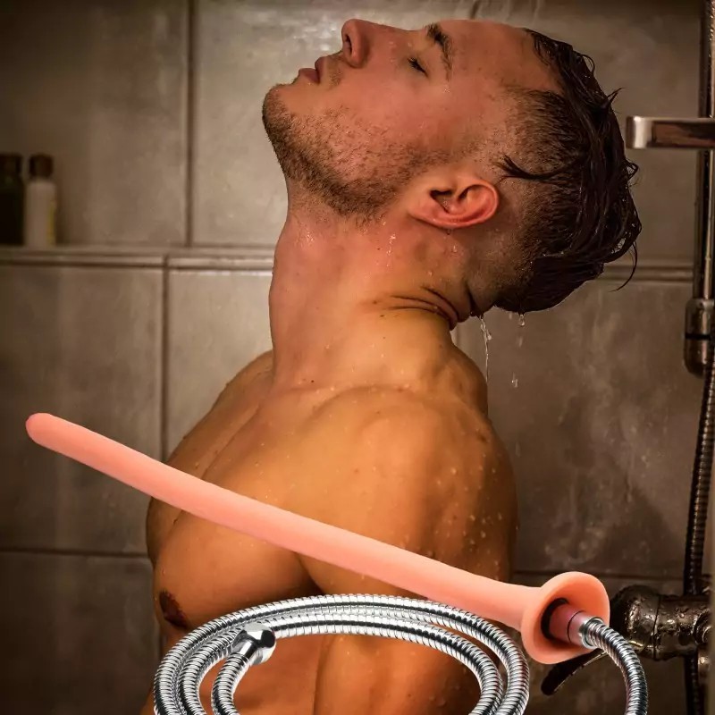 Gode réaliste et douche anale