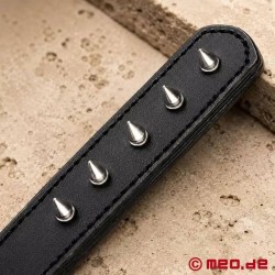 Paddle BDSM en cuir avec picots métalliques La Vendetta