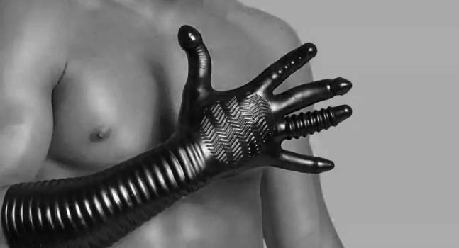 Une bonne initiation au fist-fucking (fisting)